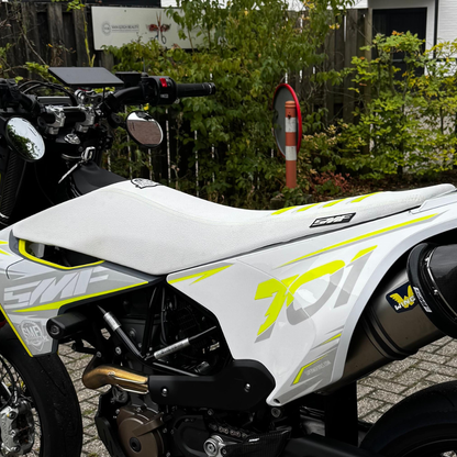 Housse de selle blanche Husqvarna 701